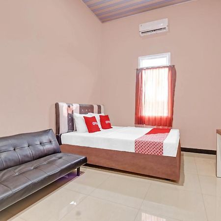 Oyo 90796 Hotel Mulya Indah Tambakmulya Eksteriør billede